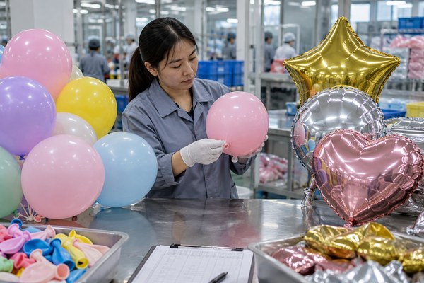 latex vs foil balloons wholesale sample and quality review in a Shenzhen party supplies factory